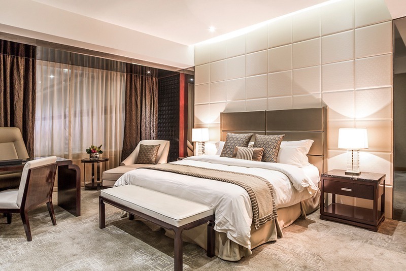 Không gian phòng ngủ ấm áp với hệ thống chiếu sáng ánh vàng, màu trắng và nâu đất kết hợp tạo nên tổng thể hài hoà